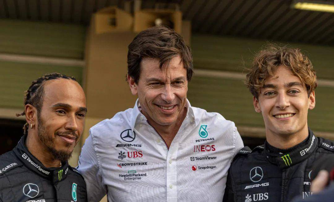 雷诺车队逆转梅赛德斯，汉密尔顿点燃赛场