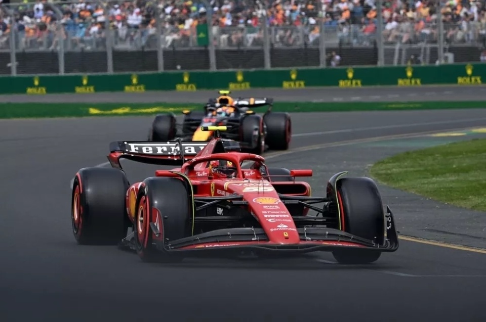 雷诺车队完胜法拉利，塞恩斯高光表现