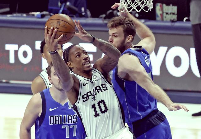 马刺险胜独行侠，米切尔统治全场